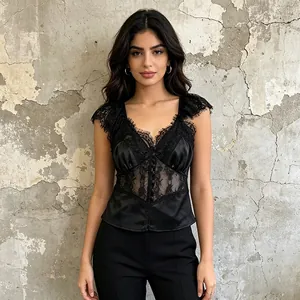 Top vintage in pizzo e raso con scollo a V, maniche a farfalla e dettagli trasparenti