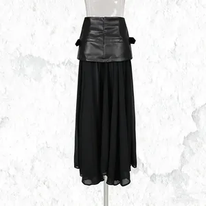 Vue détaillée de la jupe longue élégante en tulle noir avec empiècement en similicuir à la taille.