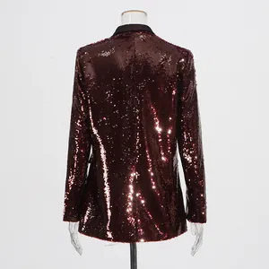 Vista posteriore di un elegante blazer scintillante con paillettes bordeaux per donne