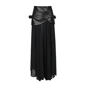 Vue détaillée de la jupe longue noire en tissu mesh et ceinture en cuir design