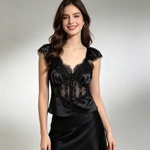 Dettaglio del top vintage nero in pizzo e raso con scollo a V e maniche a cappuccio