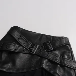 Vue détaillée de la taille de la jupe en similicuir noir avec ceintures et boucles en métal