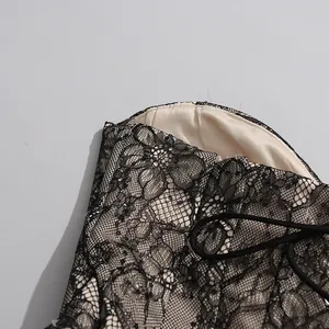 Detailansicht der exquisiten schwarzen Blumen-Spitzentextur eines Korsett-Tops