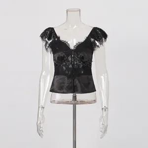 Dettaglio top corto vintage in pizzo nero e raso con scollo a V e maniche a farfalla