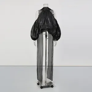 Détail du haut dos nu noir brillant avec d'élégantes manches bouffantes et liens