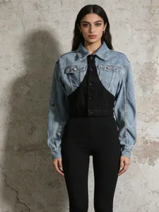 Modische Damen-Patchwork-Jeansjacke mit taillenbetontem Design und kurzem Schnitt-Stil.