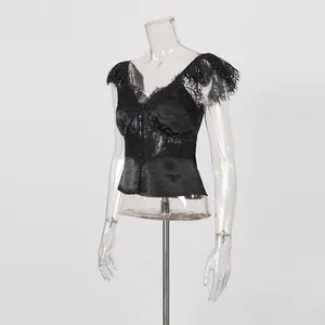 Vista laterale professionale di un crop top nero in pizzo e raso con maniche a farfalla