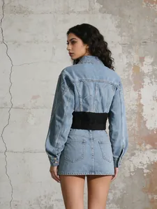 Modische Damen Jeansjacke in Blau mit schwarzem Tailleneinsatz und passendem Minirock.