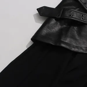 Détail d'une ceinture en cuir noir avec œillets sur une jupe midi en tulle élégante