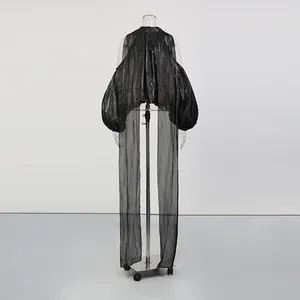 Élégant chemisier noir transparent de style français avec manches bouffantes et longs rubans.