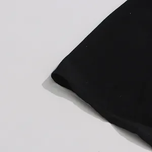 Vue détaillée du tissu de qualité et de l'ourlet soigné de cette jupe longue noire