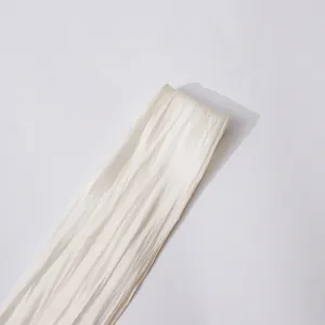 Vue détaillée de la texture élégante du tissu mousseline plissée blanche avec bords cousus