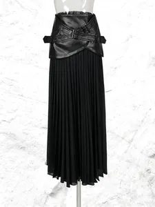 Jupe longue plissée noire élégante avec mesh transparent et ceinture en cuir synthétique