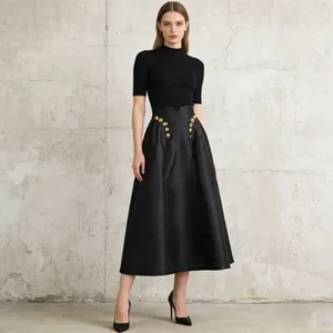Designer-Midirock in Schwarz mit hoher Taille, Falten und goldfarbenen Zierknöpfen.