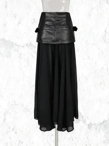 Jupe longue noire élégante avec taille en cuir et empiècements en tulle plissé fin.
