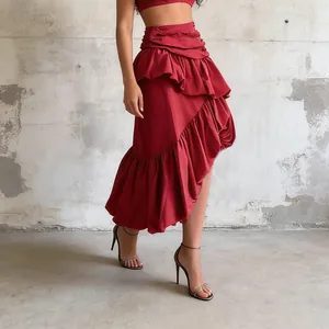 Primo piano di gonna rossa a vita alta con volant 3D e un elegante bordo asimmetrico.