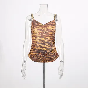 Detailansicht eines Damen-Camisoles mit Tigermuster und luxuriösen Strass-Trägern.