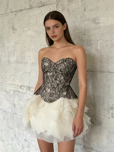 Elegantes Set im französischen Stil mit schwarzem Spitzenkorsett und weißem Rüschenrock.