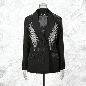 Detail eines schwarzen zweireihigen Blazers mit silbernen Strass-Blumenmustern