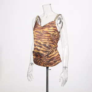 Detailansicht eines ärmellosen Camisoles mit glitzernden Strass-Trägern und Tiger-Print