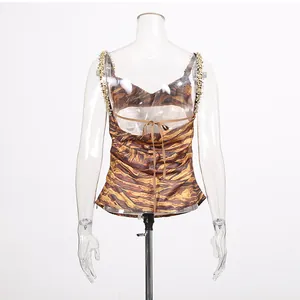 Rückansicht eines bedruckten Damen-Tops mit Strass-Trägern und Schnürung hinten