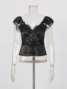 Elegante crop top in pizzo nero e patchwork di raso con scollo a V e maniche corte