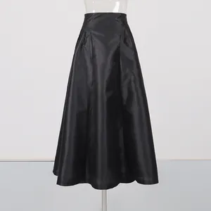 Schwarzer Maxirock mit hoher Taille, Plissee-Design und eleganter A-Linien-Form.