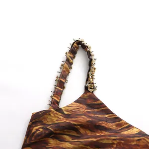Detailansicht eines Camisole mit Leopardenmuster und schwerem, mit Strass verzierten Träger