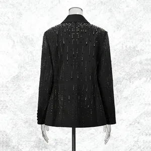 Detailansicht der Rückseite eines schwarzen Luxus-Blazers mit Strassverzierung.