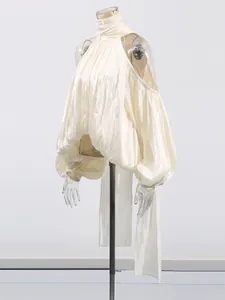 Élégante blouse française en satin à épaules dénudées avec col licou et manches bouffantes