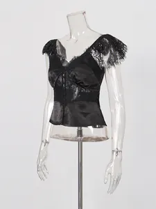 Top vintage nero in pizzo e raso con scollo a V e maniche a farfalla eleganti.