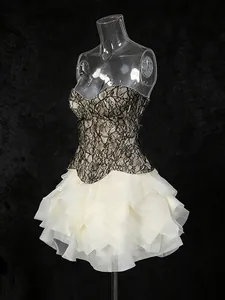 Elegantes Set aus schwarzem Spitzenkorsett und weißem, mehrlagigem Tüll-Tutu-Rock