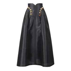 Eleganter schwarzer Maxirock mit hoher Taille und surrealistischen goldfarbenen Knöpfen