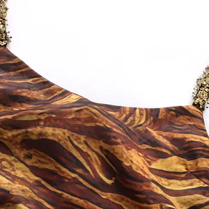 Detail der strassbesetzten Träger und des Tigerprints eines modischen Camisoles