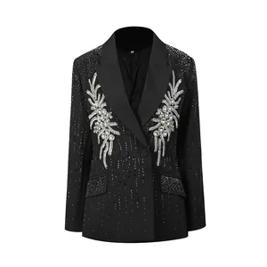 Detailansicht eines schwarzen zweireihigen Blazers mit edlen silbernen Strassmustern