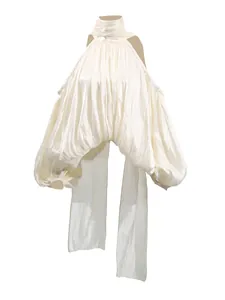 Blouse en mousseline crème style français à épaules dénudées, manches lanterne et volants