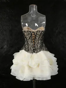 Elegantes Set aus Korsett-Top mit schwarzer Spitze und cremefarbenem Tutu-Stufenrock