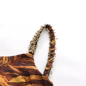 Nahaufnahme des mit Strass verzierten Trägers eines Camisole-Tops mit Tigermuster für Damen