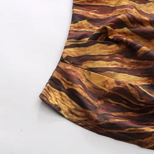 Makrodetail des gesäumten Rands und Tigerprints auf einem Streetstyle-Tanktop