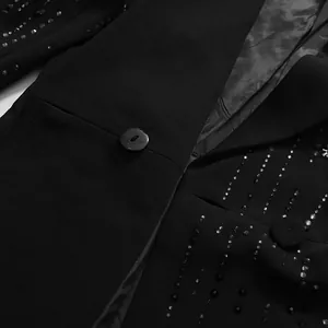 Nahaufnahme von schwarzem Blazer-Revers und luxuriöser Strass-Verzierung auf Stoff