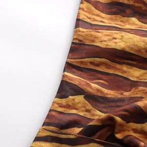 Detailansicht des strukturierten Stoffes mit Tigermuster für dieses trendige Damen-Oberteil.