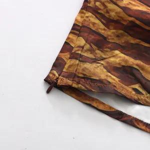 Nahaufnahme des hochwertigen unsichtbaren Seitenreißverschlusses am Trägertop mit Tigerprint