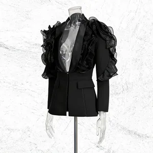 Detailaufnahme eines eleganten schwarzen Blazers mit Rüschenschultern und V-Ausschnitt
