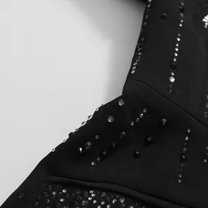 Detailaufnahme eines luxuriösen schwarzen Blazers mit aufwendigem Strass-Besatz