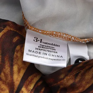 Nahaufnahme des Materialetiketts an einem bedruckten Streetwear-Top aus Baumwolle