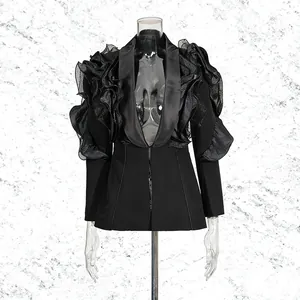 Eleganter schwarzer Blazer mit dramatischen Rüschenschultern und tiefem V-Ausschnitt.