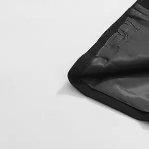 Nahaufnahme des Innenfutters und des gesäumten Rands eines schwarzen Blazers