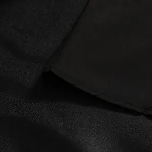 Nahaufnahme des schwarzen Rocks mit hoher Taille, feiner Stoffstruktur und Nähten.