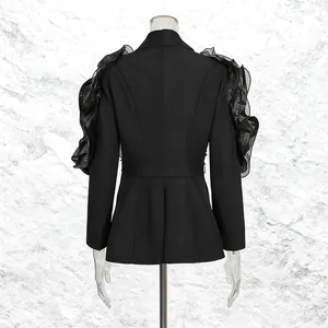 Rückansicht eines schwarzen Blazers mit Rüschenärmeln aus Spitze und Gürtelteil.