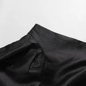 Detaillierte Nahaufnahme eines schwarzen Rocks mit hoher Taille und eleganten Falten